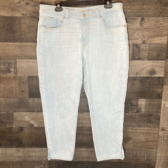 Levi's Denim - Light Blue Levi Classic Crop Jeans